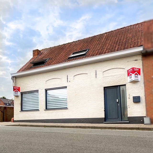 Halfopen woning op 348m² met carport en garage € 275 000 ERA